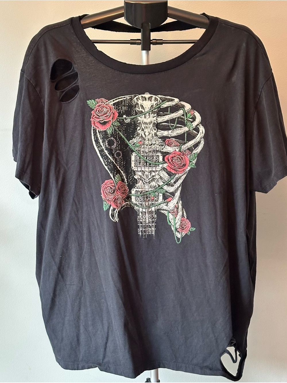 Torrid Distressed Guitar Skeleton Rib Cage Open Back Graphic Tee Shirt 2 2X